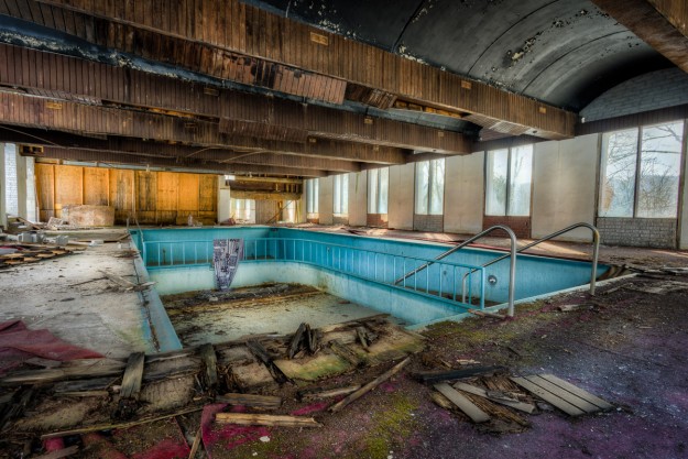 Sony A7r HDR Photograph - Abandoned Pool Scene
